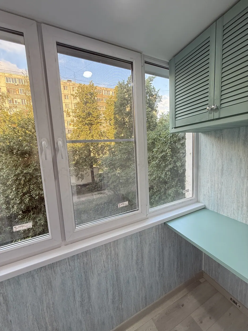 Березовская, 96: фото 4 — Стеновой ламинат серо-голубой