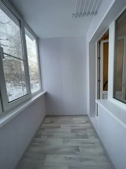 Прямая лоджия 4 м², Кораблестроителей, 24: белые пвх-панели