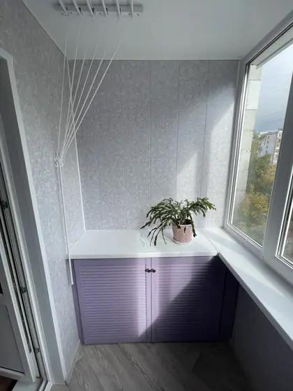 Прямой балкон 3,5 м², Строкина, 12: Светло-серые ПВХ-панели